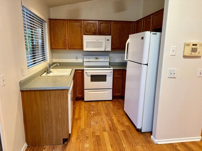 Foto del edificio - BEAUTIFUL 3BEDROOM 2 BATHROOM IN THE HEART...