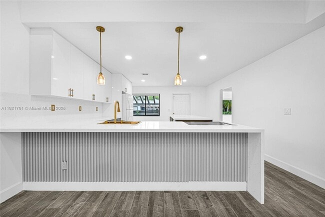 Building Photo - 453 Lakeview Dr