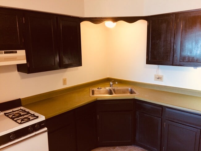 Kitchen - 670 E Lincoln Ave