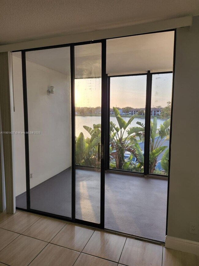 Foto del edificio - 212 Lake Pointe Dr