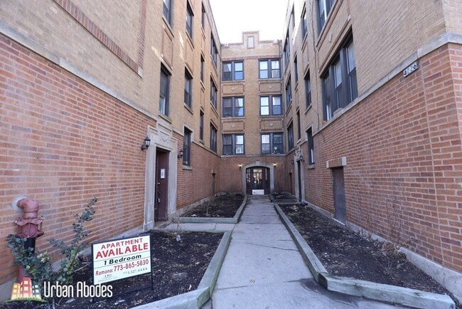 Building Photo - 4425 N Clark St