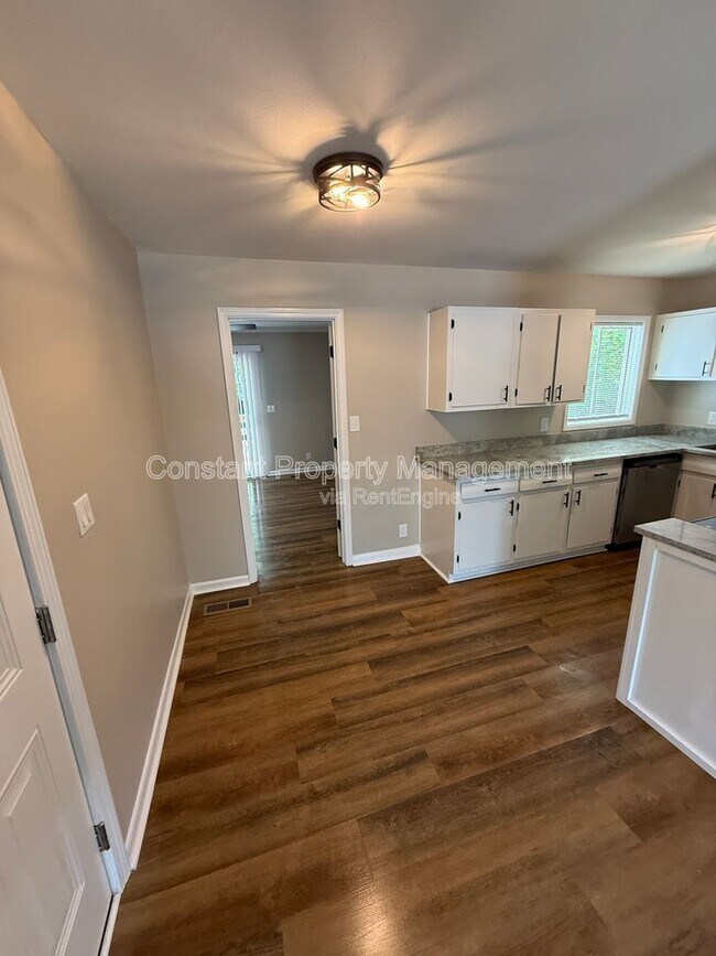 Foto del edificio - 3469 Kingsbury Dr