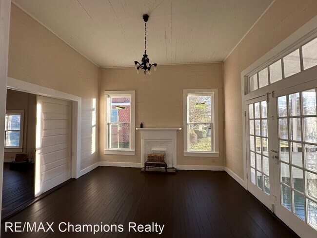 Foto del edificio - 3 br, 2 bath House - 77 N. Midway