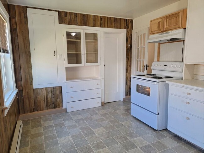Building Photo - Charming 2 bed/ 1 bath house with fenced y...
