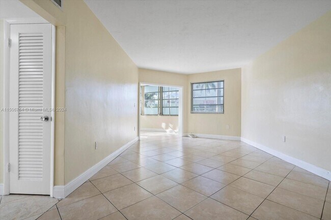 Building Photo - 1651 NE Miami Gardens Dr