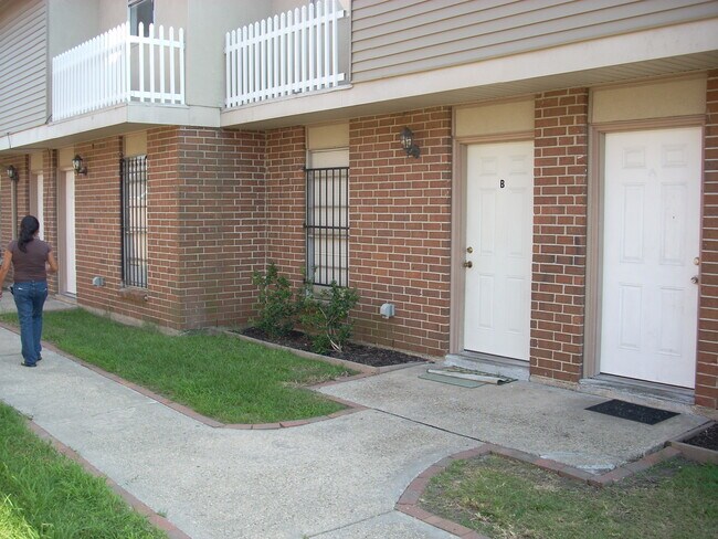 Building Photo - 3613 Golden Dr
