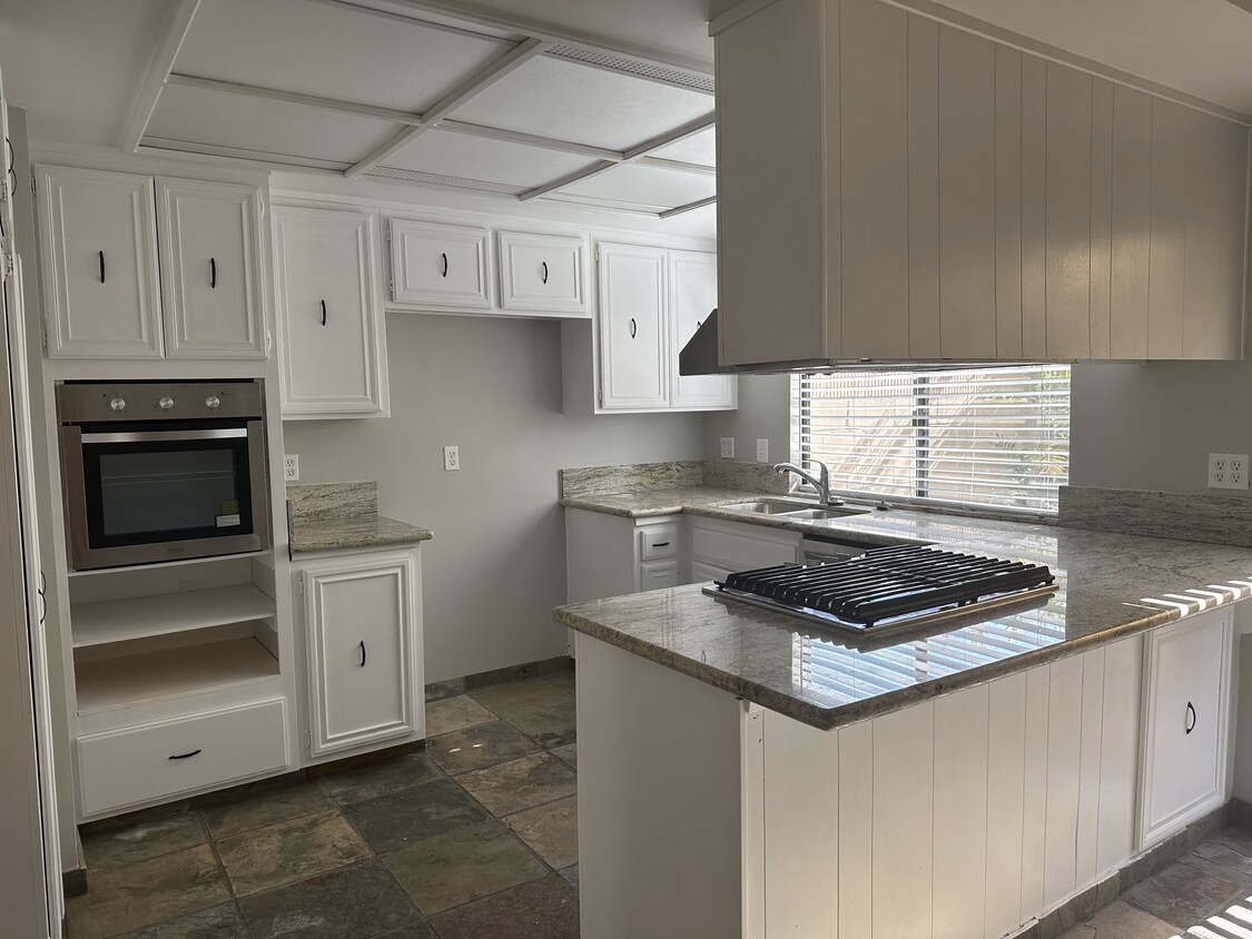 Building Photo - 16018 Hiddenridge Ln