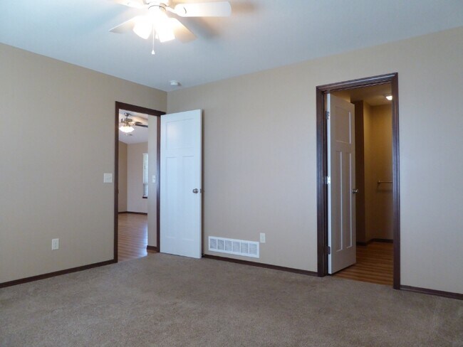 Foto del edificio - 1236 Lazy Creek Ct