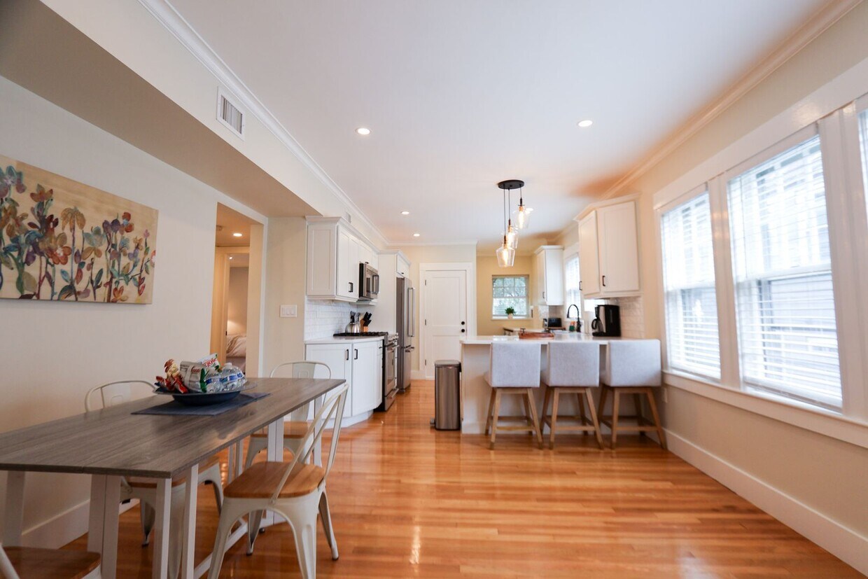 Primary Photo - Bright and Sunny 2 bed 1 bath
