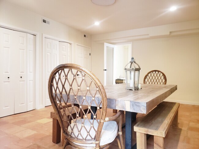 Building Photo - 7240 Estepa Dr