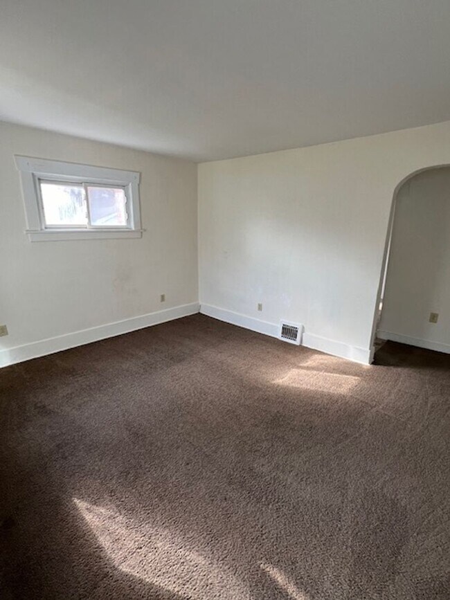 Foto del edificio - HOWLAND SCHOOLS--2 BEDROOM HOUSE