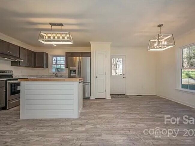 Foto del edificio - 389 Old Clear Creek Rd
