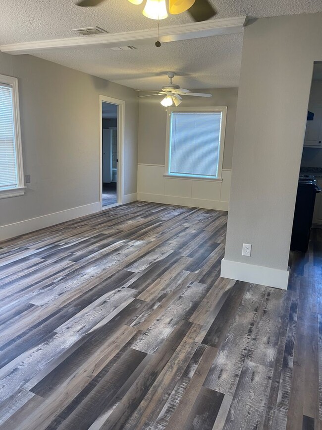 Building Photo - Now PRE-LEASING For August Move-in! 2606 3...