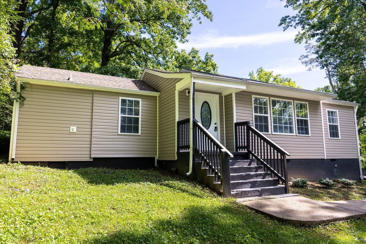 Primary Photo - 702 Woodlawn Dr