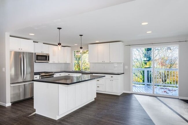 Building Photo - Remodeled 3 Bedroom Kirkland Home