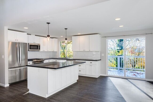 Foto del edificio - Remodeled 3 Bedroom Kirkland Home