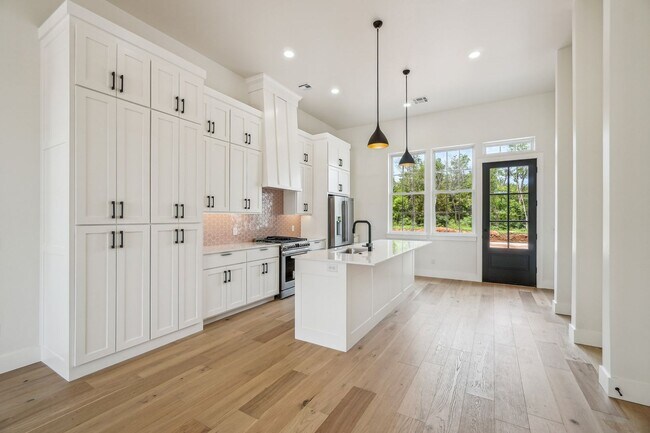 Foto del edificio - Step Into Style: Mid-Century Modern Living...