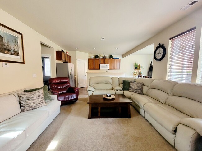 Building Photo - Bright, Spacious 4 bedroom in Poulsbo