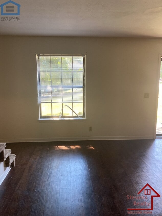 Primary Photo - 400 Oriole Dr