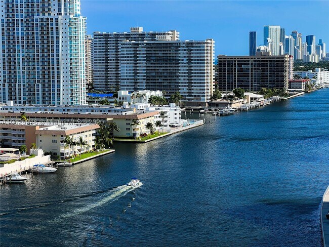 Foto del edificio - 2602 E Hallandale Beach Blvd