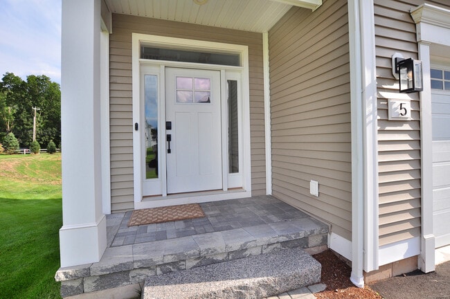 Building Photo - 5 Oakwood Cir