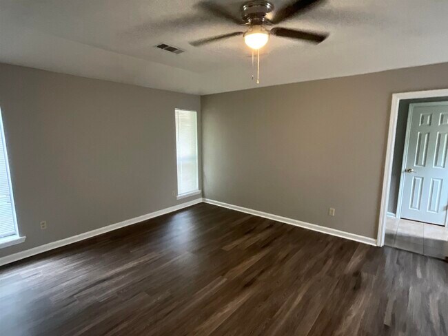 Building Photo - 115 Colonial Dr