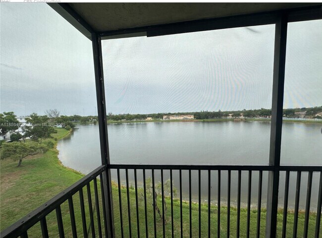 Foto del edificio - 8710 N Sherman Cir