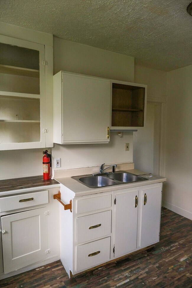 Building Photo - 815 Davis Terrace