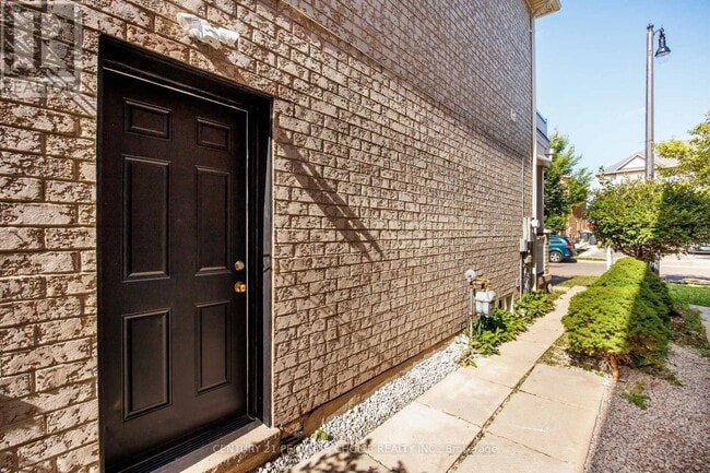 Building Photo - 32 Frenchpark Cir