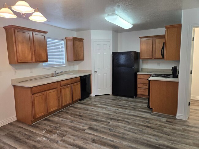 Foto del edificio - Beautiful 4 Bed, 2.5 Bath Townhome in Prim...