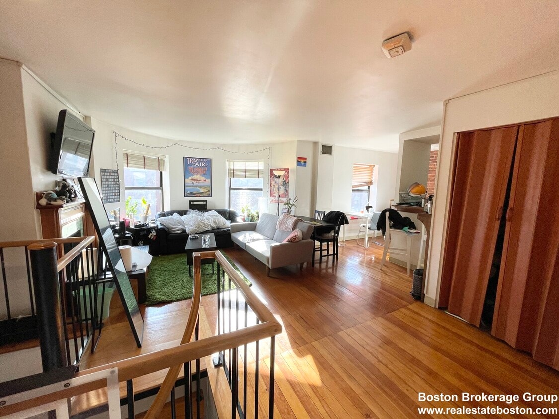 Primary Photo - 111 Gainsborough St
