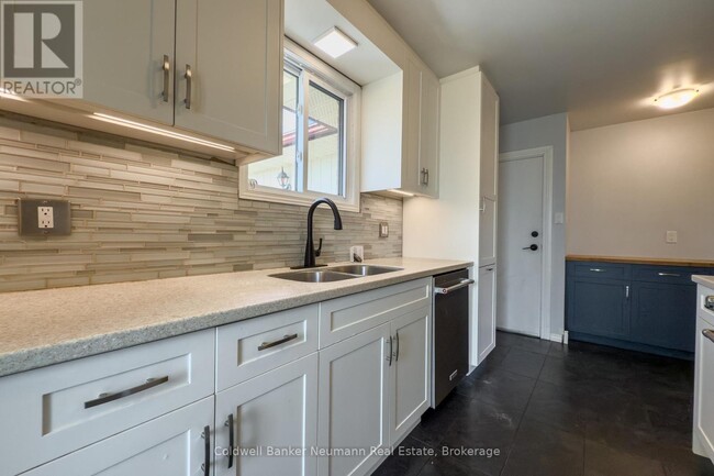 Building Photo - 37 Dunhill Crescent