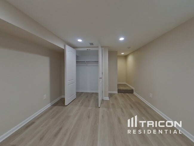 Foto del edificio - 2337 S Elm Dr