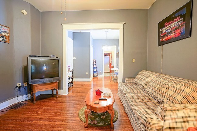 Apartamento 1 - 1355 N East Street