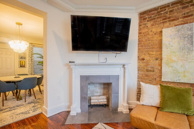 Foto del edificio - Stunning 2 BR/2 BA Condo in Dupont Circle!