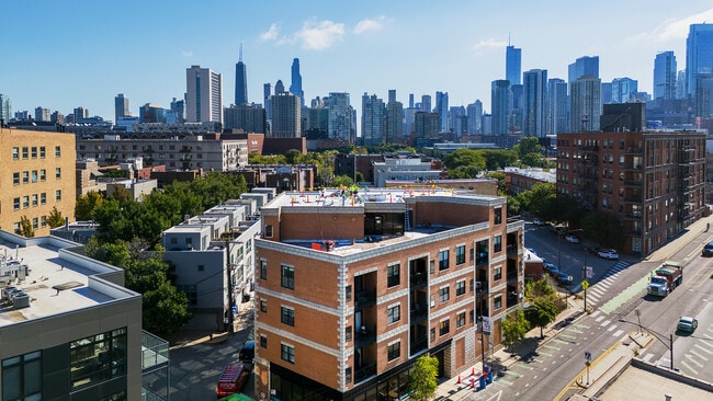 Foto del edificio - 651 N Milwaukee Ave