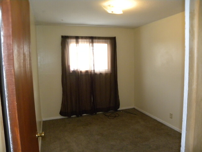 Master Bedroom - 17014 S Miles Rd