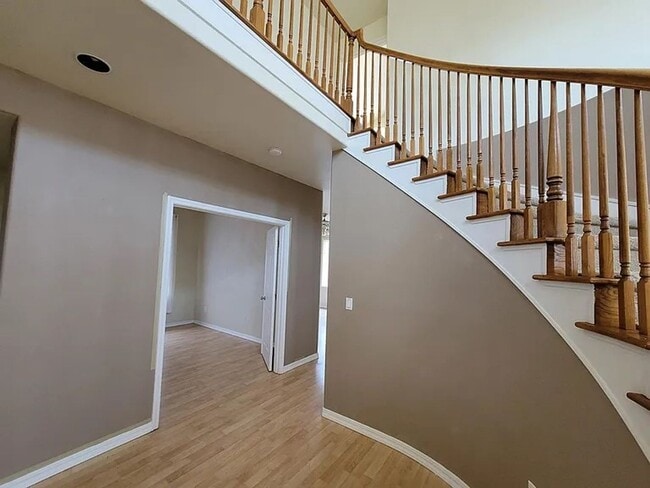 Building Photo - Spacious 4 Bed 3 Bath Home with a Pool!