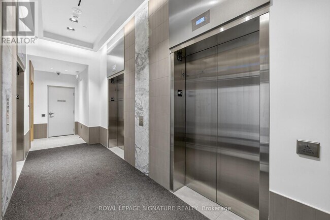 Photo du bâtiment - 395 Square One Dr