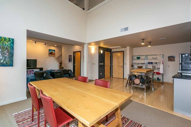 Foto del edificio - Gorgeous loft-style 2 floor condo with secured parking, A/C and rent includes most utilities!