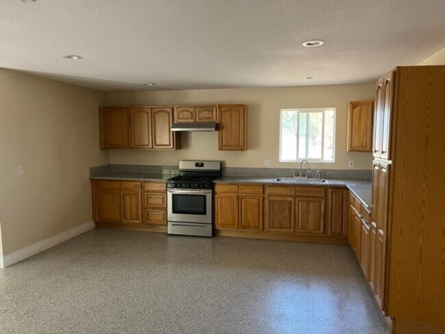 Foto del edificio - 16350 Clover Ave