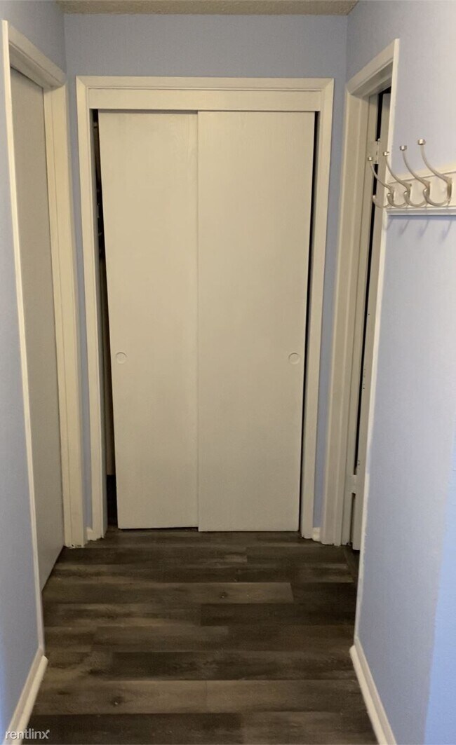 Building Photo - 1 br, 1 bath Condo - 318 South 174th Place g