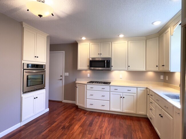 Foto del edificio - 2425 Idlewild Dr