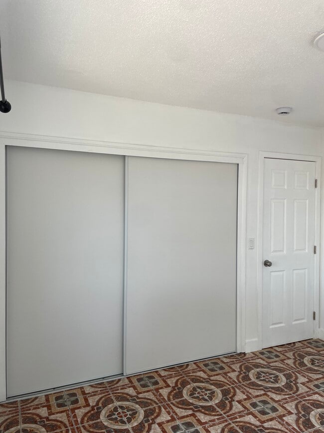 Floorplan - 711 W 81st St