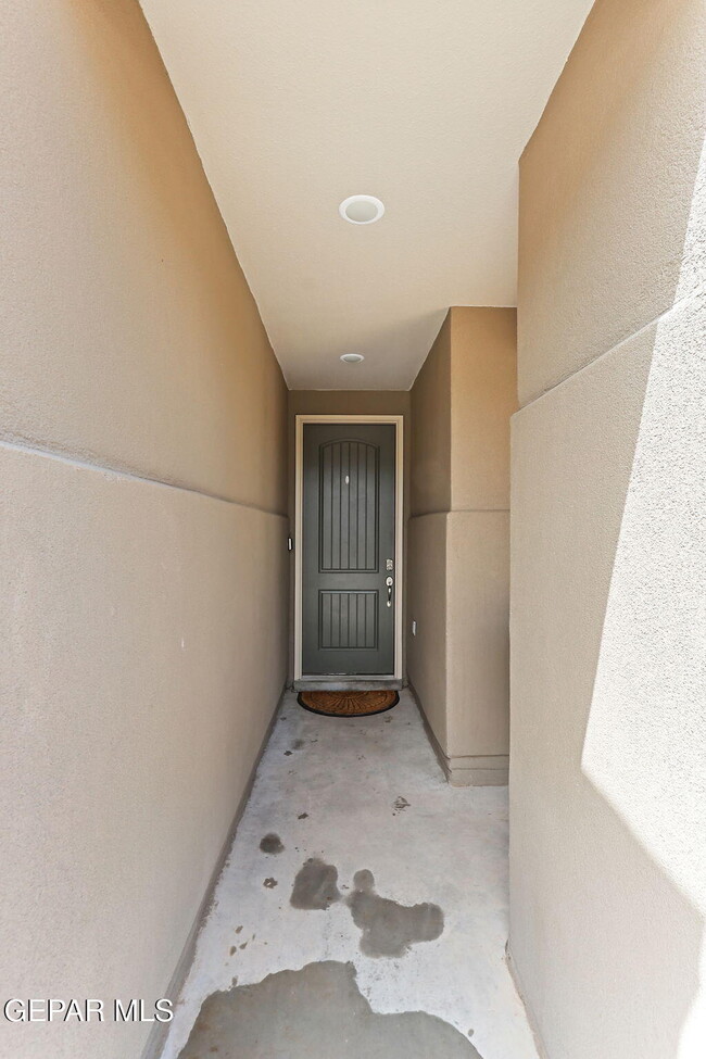 Foto del edificio - 6021 Hidden Row Ave