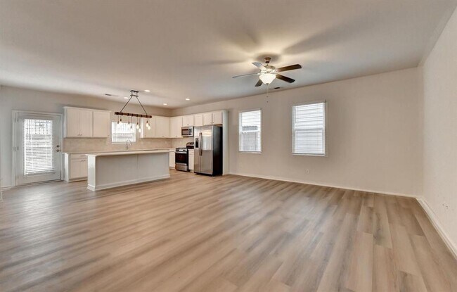 Foto del edificio - WOW! 3 bedroom 2.5 bathroom within walking...
