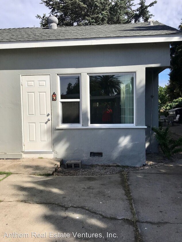 Primary Photo - 2555-2555 Crestline Dr