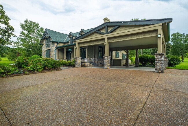Building Photo - STUNNING 3BE/3BA in the very desirable Lei...