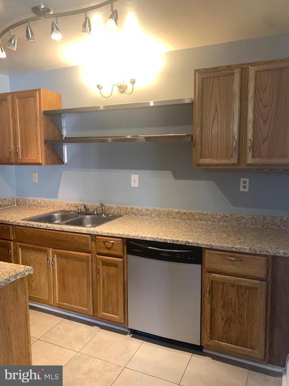 Building Photo - 7615 Fontainebleau Dr