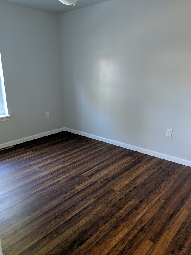Building Photo - 3 Bedroom/1.5 Bathroom Condominium